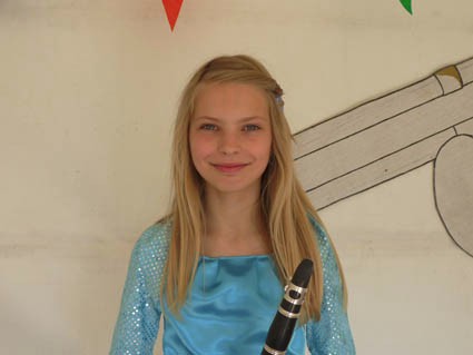 Sterre speelt klarinet.